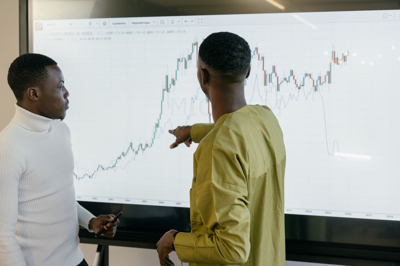 Colleagues reviewing a performance dashboard together